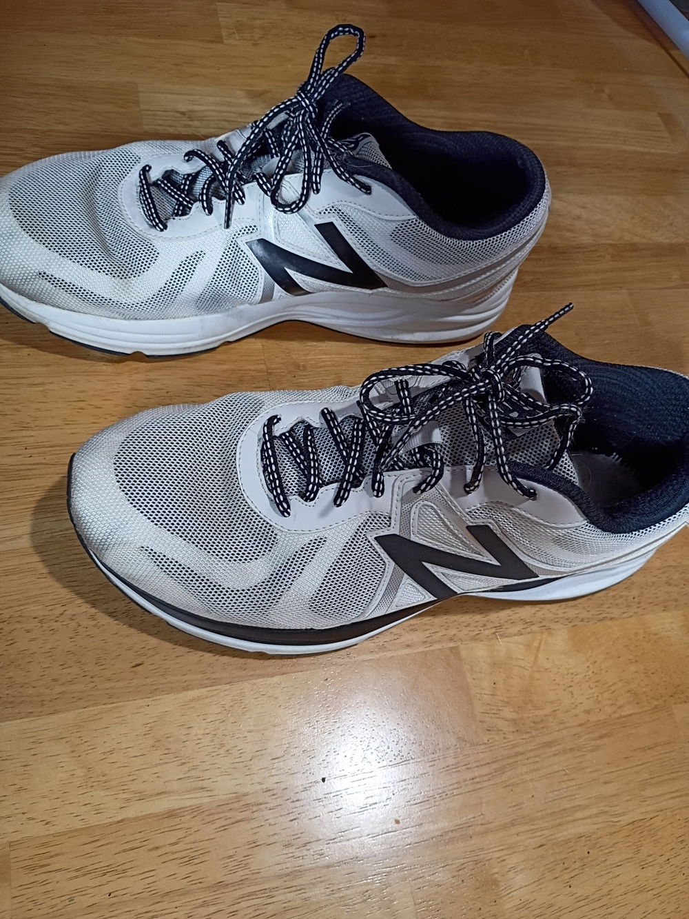 New Balance Men’s White and Blue Athletic Running Sneakers